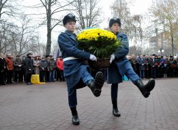 Participants in the ceremony of laying flowers