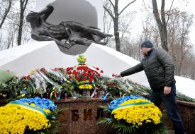 Participants in the ceremony of laying flowers