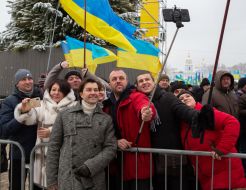 Evgeny Nishchuk is photographed with people on Sofia square