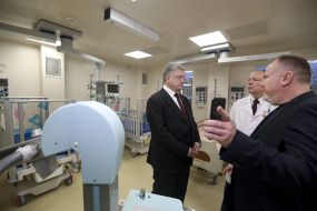 Petro Poroshenko talks to doctors