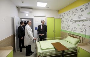 Petro Poroshenko examines the Chamber