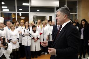 Petro Poroshenko talks to doctors
