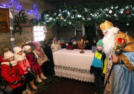 St. Nicholas communicates with the children