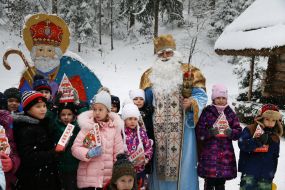 St. Nicholas communicates with the children