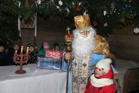 St. Nicholas communicates with the girl