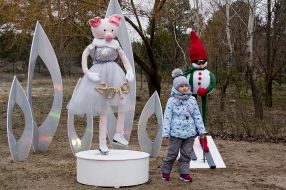 A girl near a pig's figure