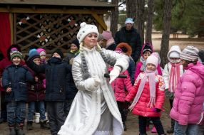 Snow Maiden entertains children