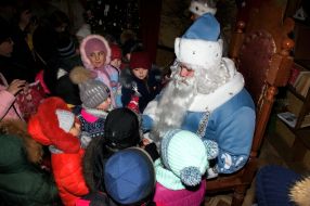 St. Nicholas communicates with the children