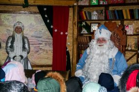 St. Nicholas communicates with the children
