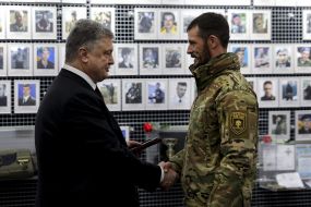 Petro Poroshenko talks with a soldier 