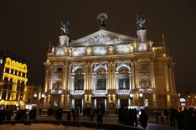 Здание Львовской оперы с подсветкой