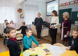 Marina Poroshenko communicates with her teachers
