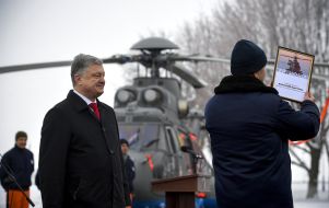 Petro Poroshenko handed a certificate to Airbus helicopter