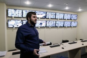 Viktor Vyshnyov conducts an excursion with the central office of SEATAM (OpenMarket)