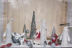 New Year's figures in a storefront