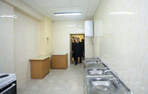 Petro Poroshenko in a hostel for contract navy