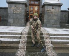 Военнослужащий убирает лестницу у Министертсва Обороны