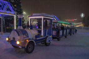 Дитячий паровозик з новорічною підсвіткою