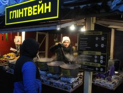The seller pours a mulled wine