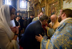 Patriarch Bartholomew partakes of Peter Poroshenko