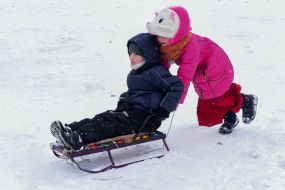 Дети катаются на санках 