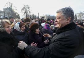 Petro Poroshenko communicates with people