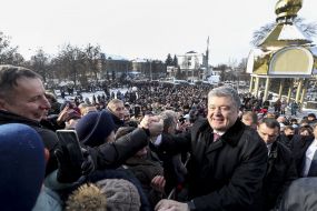 Petro Poroshenko communicates with people