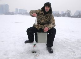 The fisherman keeps catch fish