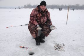The fisherman keeps catch fish