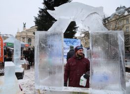 Скульптор работает над созданием ледяной скульптуры