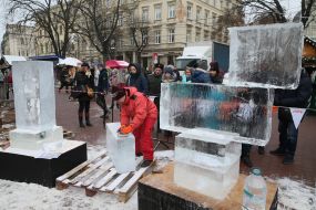 Скульптор работает над созданием ледяной скульптуры