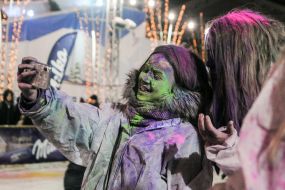 Участницы фестиваля с разрисованными краской лицами делают селфи