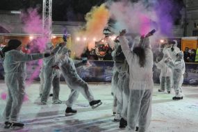 Участники фестиваля в комбинезонах на катке