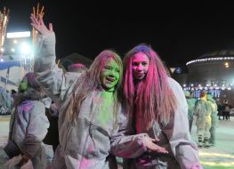 Участницы фестиваля с разрисованными краской лицами 