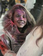 Участница фестиваля с разрисованным краской лицом