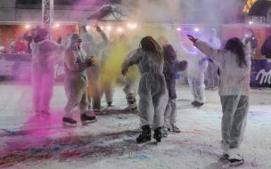 Участники фестиваля в комбинезонах на катке