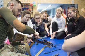 The instructor disassembles the Kalashnikov machine