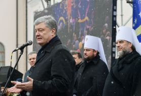 Petro Poroshenko speaks to believers