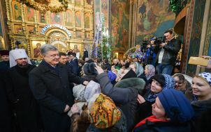 Petro Poroshenko communicates with the faithful
