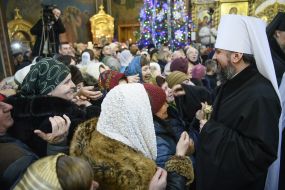 Metropolitan Epiphanius communicates with believers