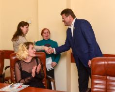 Vladimir Buriak presents an order to the apartment