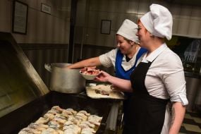 Cooks in the kitchen of the military unit of 3033 NSU