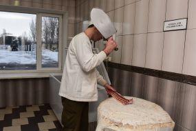 Кухар рубає кістку