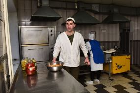 Cooks in the kitchen of the military unit of 3033 NSU