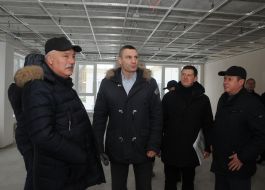 Vyacheslav Nepop and Vitali Klitschko during the inspection of the reconstruction of the kindergarten
