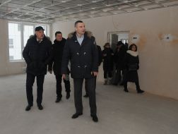Vyacheslav Nepop and Vitali Klitschko during the inspection of the reconstruction of the kindergarten