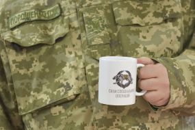 Чашка с символикой ССО в руках у Петр Порошенко