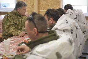 Петро Порошенко обідає в їдальні разом з військовослужбовцями