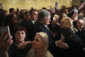 Petro Poroshenko communicates with people