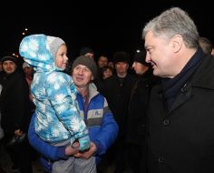 Petro Poroshenko communicates with the girl